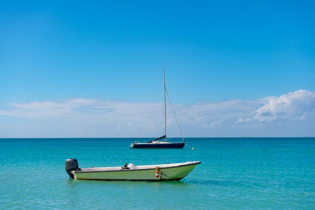 Barco de férias de verão barco de férias de verão na paisagem marinha barco de férias de verão