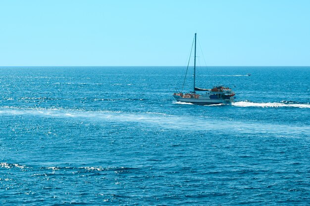 Barco de iate na água do mar.