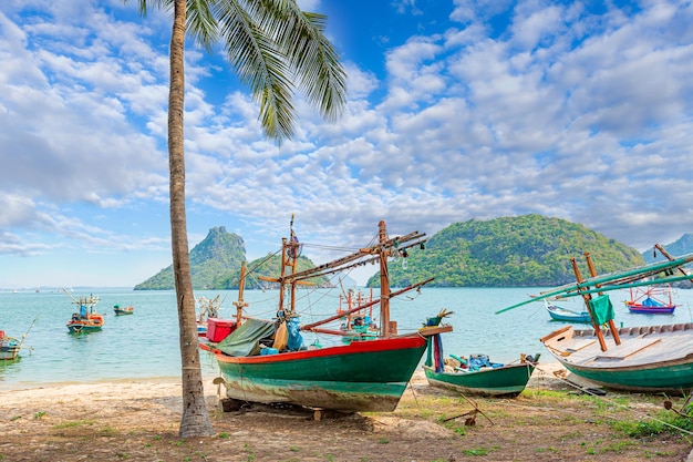 Barco de Longtale na praia branca em Phuket, Tailândia. Phuket é um destino popular famoso por sua