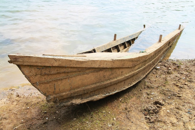 Barco de madeira de ruína afundou na praia