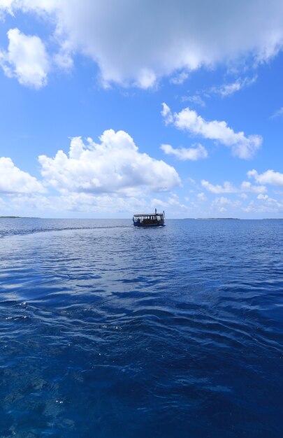 barco de madeira flutua em uma ilha tropical