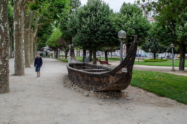 Barco de madeira no parque da cidade de Coimbra em Portugal