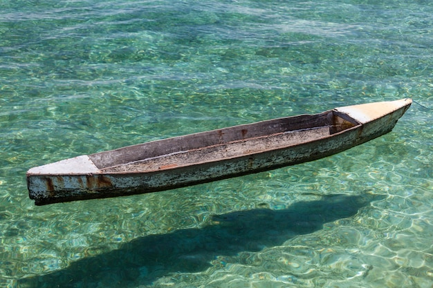 Foto barco de madeira tradicional em lagoa cristalina
