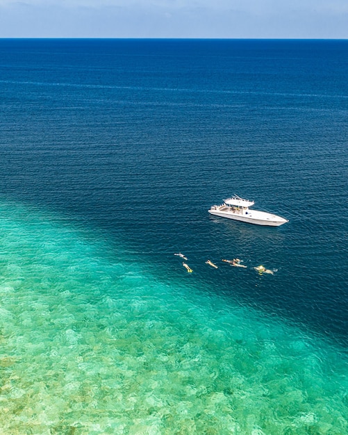 Barco de mergulho exótico das Maldivas na incrível lagoa oceânica sobre coral ref. Snorkel e aventura ao ar livre