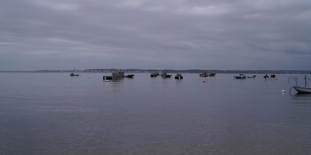 Barco de ostra no furão de cap arcachon na manhã de inverno na França