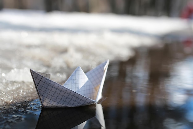 Foto barco de papel em uma piscina