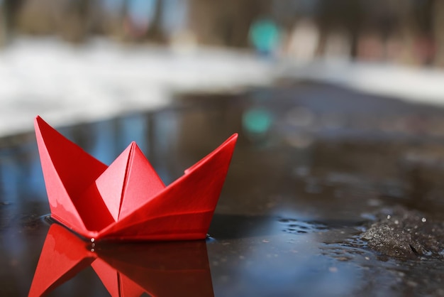 Barco de papel em uma piscina