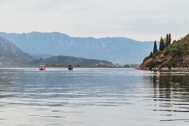 Barco de passageiro turístico em excursão ao Parque Nacional Lago Skadar no Montenegro