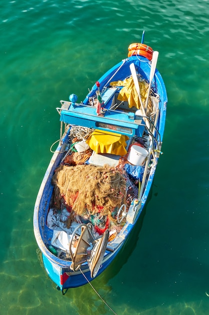 Barco de pesca a remo com traje para pesca marítima por dentro