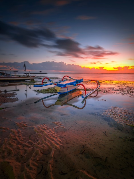 Barco de pesca à tarde ao pôr do sol