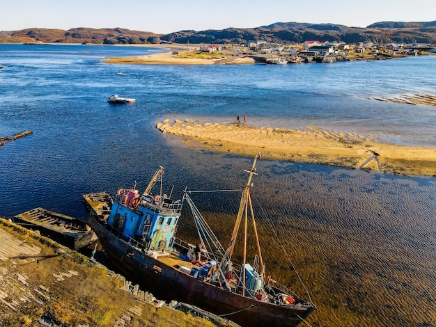 Barco de pesca abandonado na costa do mar de barents em teriberka