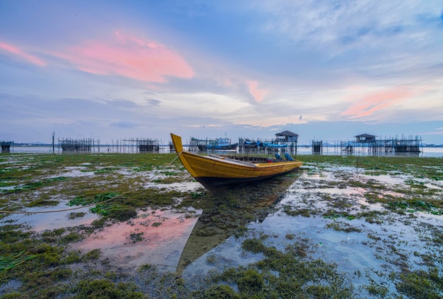 barco de pesca ao pôr do sol no barco tradicional da vila