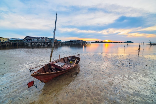 barco de pesca ao pôr do sol no barco tradicional da vila