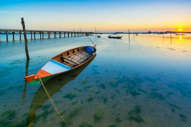 barco de pesca ao pôr do sol no barco tradicional da vila