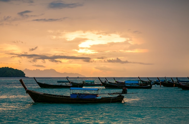 Barco de pesca ao pôr do sol