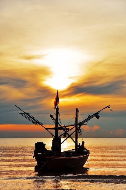 barco de pesca ao sol, Hua-Hin, Tailândia