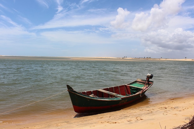 Foto barco de pesca atracado no nordeste do brasil