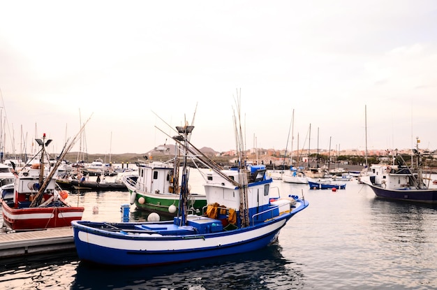 Barco de pesca azul no início da manhã