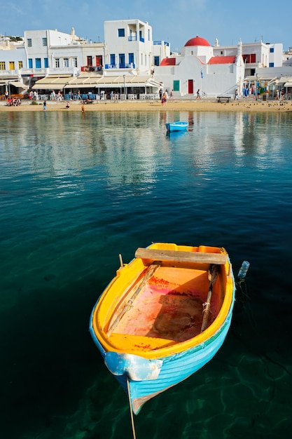 Barco de pesca azul no porto da ilha de Mykonos, na Grécia