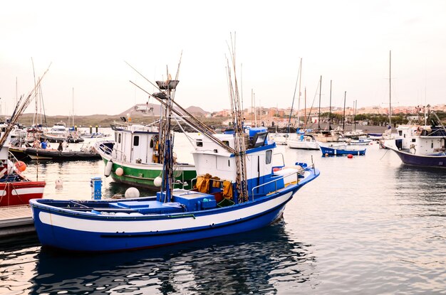 Barco de pesca azul