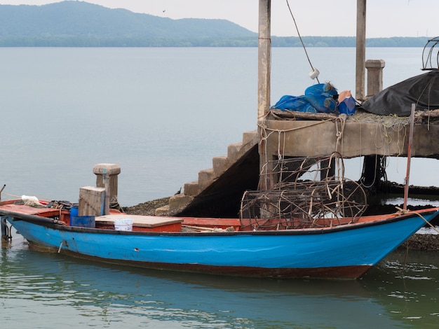 Barco de pesca azul