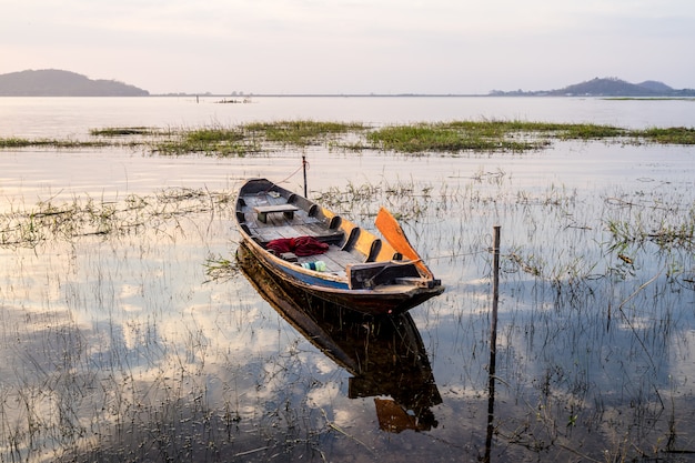 Barco de pesca com pôr do sol no bang phra reservatório, sriracha chon buri, tailândia