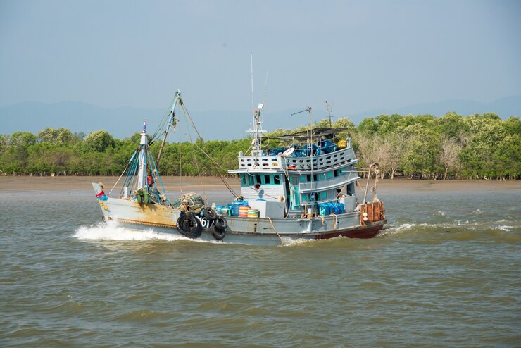 Barco de pesca comercial no oceano