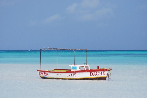 Barco de pesca de madeira ancorado em palm beach, em aruba.