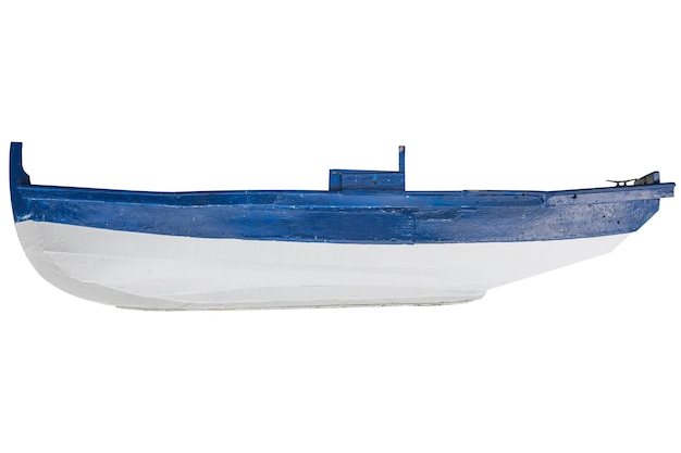 Barco de pesca de madeira azul isolado no branco