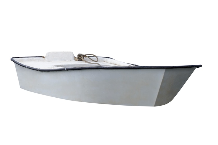 Foto barco de pesca de madeira branco isolado no branco