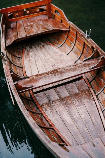 Barco de pesca de madeira no lago biogradska gora montenegro