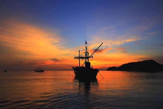 Foto barco de pesca e nascer do sol