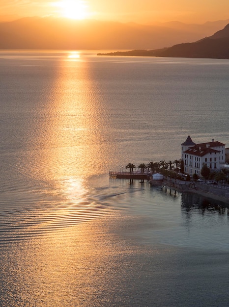 Barco de pesca e pesca ao pôr do sol no mar Egeu, na Grécia