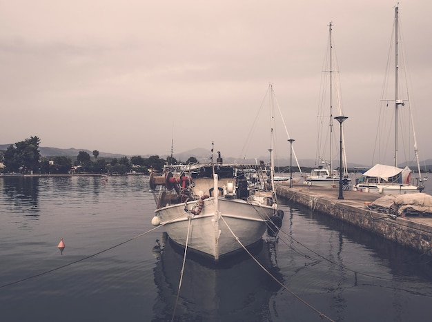 Barco de pesca e pesca no mar egeu na grécia