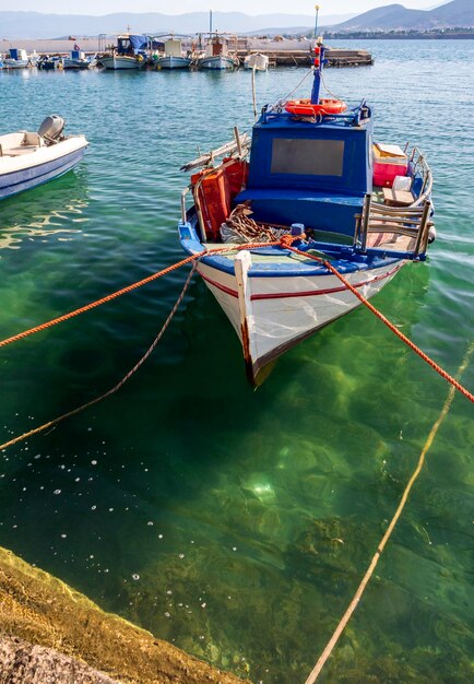 Barco de pesca em uma tarde ensolarada no calmo Mar Egeu, na ilha de Evia Grécia