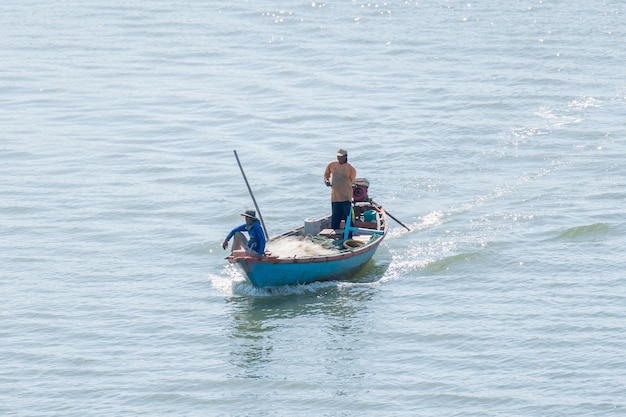 Barco de pesca está fora de pesca