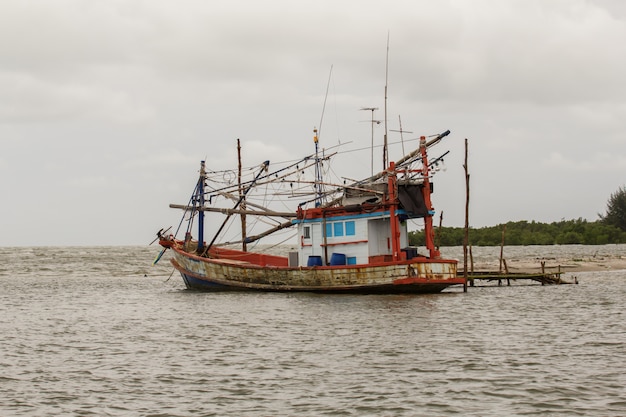 Barco de pesca flutuando na água do mar.