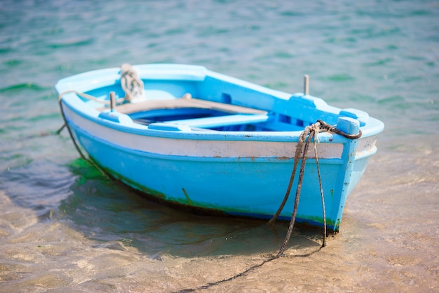 Barco de pesca grego de cor azul e branco típico no porto de Mykonos, na Grécia