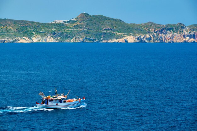 Barco de pesca grego no Mar Egeu, perto da ilha de Milos, Grécia