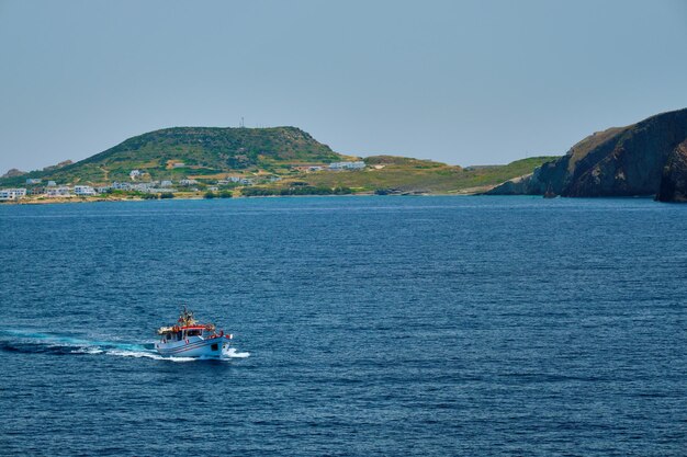 Barco de pesca grego no Mar Egeu, perto da ilha de Milos, Grécia