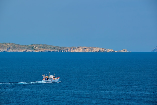 Barco de pesca grego no mar Egeu, perto da ilha de Milos, Grécia