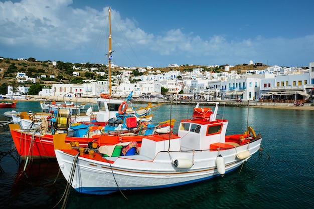 Barco de pesca grego no porto de mykonos