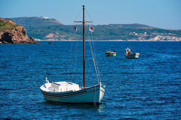 Barco de pesca grego tradicional no mar Egeu da grécia