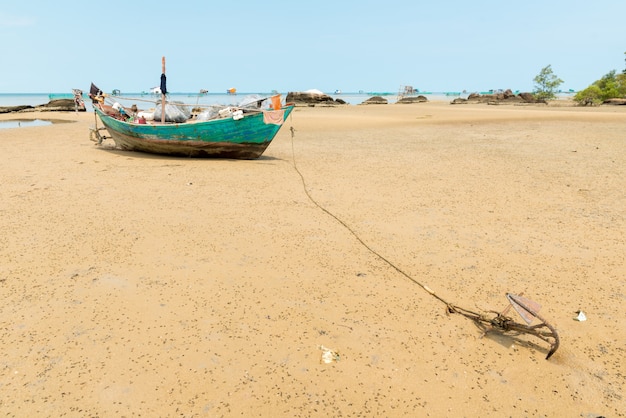 Barco de pesca na maré baixa