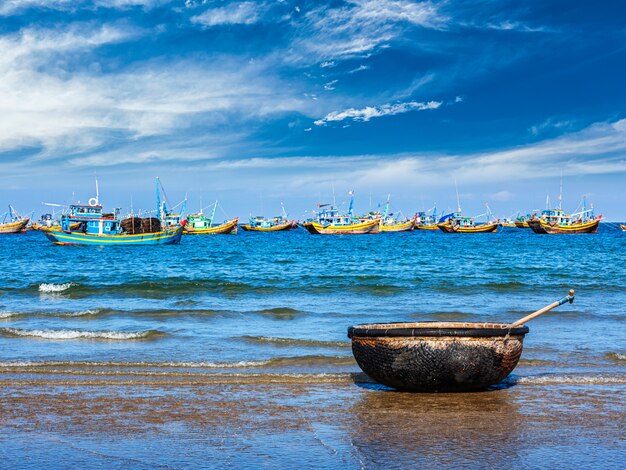 Barco de pesca na praia. mui ne, vietnã