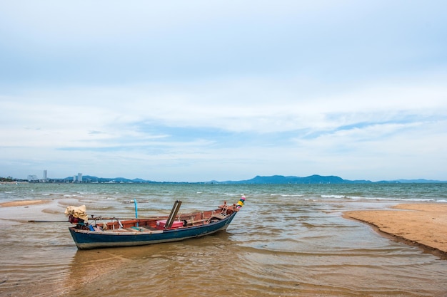 Barco de pesca na praia Pattaya beach Chonburi