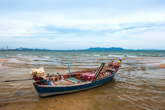 Barco de pesca na praia Pattaya beach Chonburi