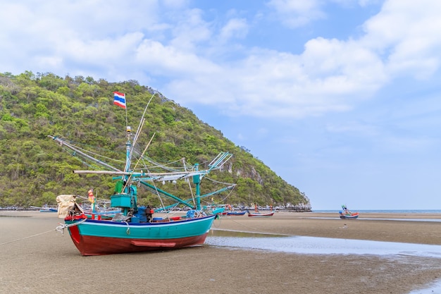 Barco de pesca na praia perto da vila de pescadores na montanha Khao Kalok perto de Hua Hin Tailândia