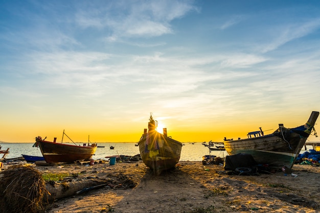 Foto barco de pesca na praia por do sol na praia de bang phra, sriracha chon buri, tailândia