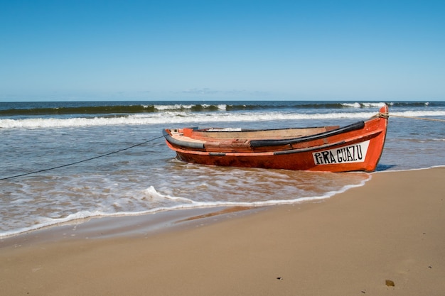 barco de pesca na praia